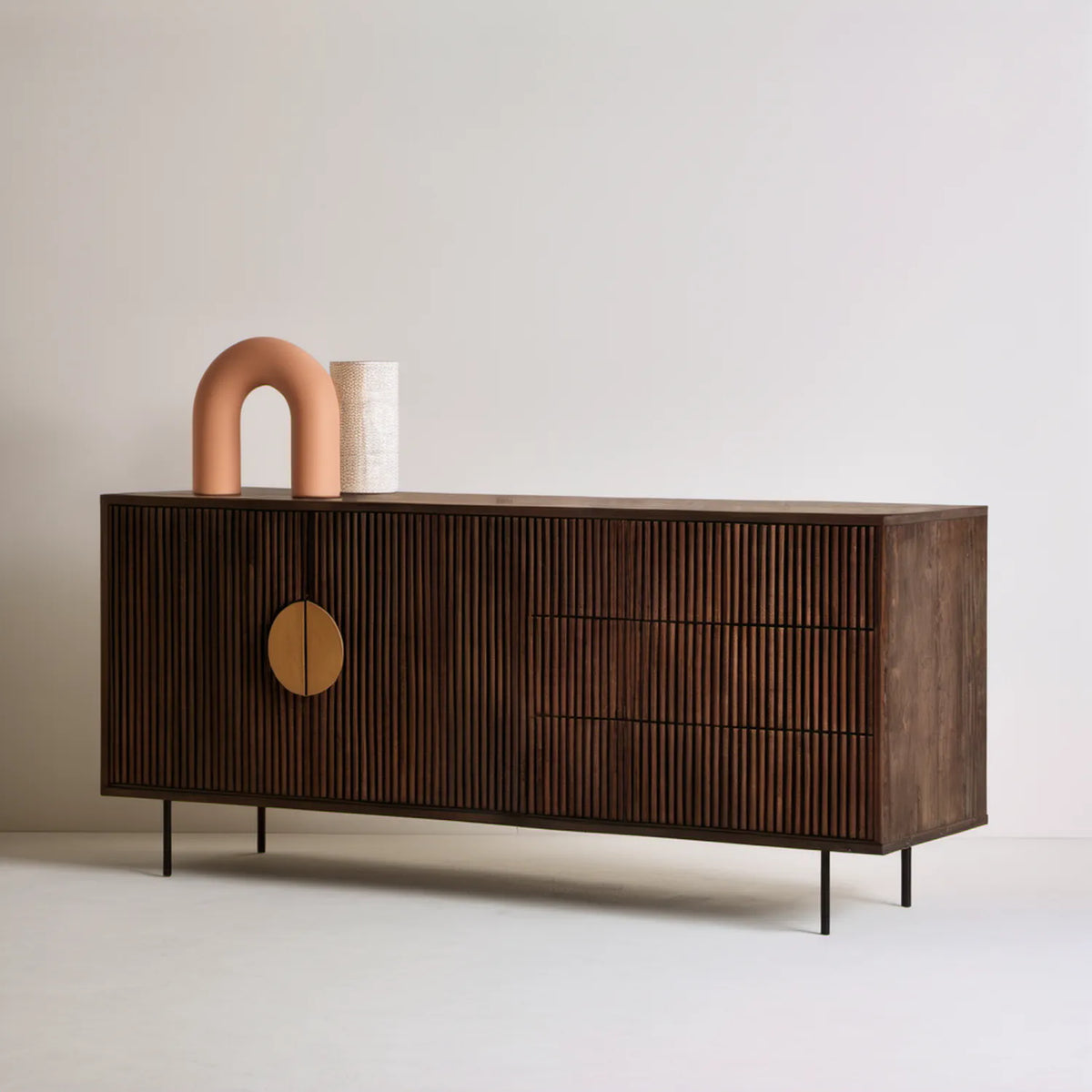 Komoda z ryflowanymi drzwiami, MDF i stalowymi nogami, ciemny orzech/czarny/złoty, 160 × 40 × 80 cm